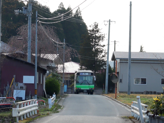 楢田付近を走る豊岩線